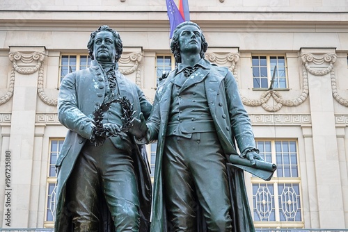 weimar, deutschland - johann wolfgang goethe und friedrich schiller vor dem deutschen nationaltheater