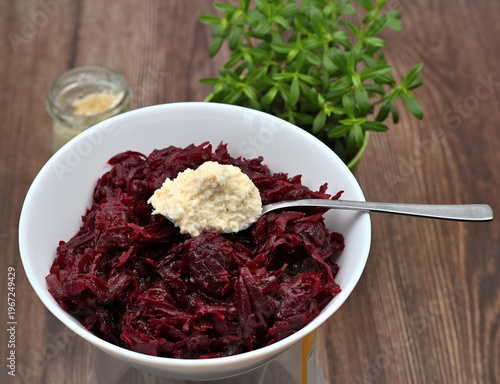 Buraki tarte z chrzanem