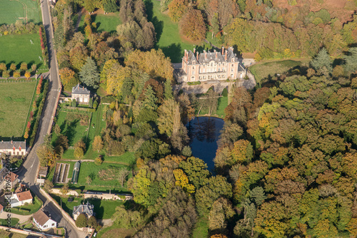 vue aérienne dru château de La Boissière à l'automne en France