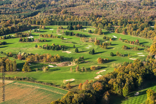 vue aérienne d'un golf à La Queue les Yvelines l'automne en France