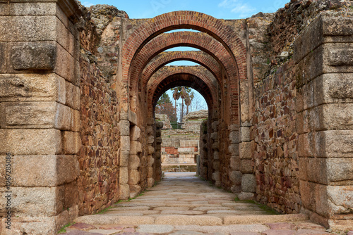Fotografi old roman stone arch in Mérida (Spain)