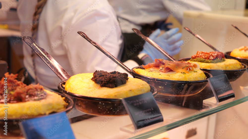 Obraz premium Potato omelet shop in the San Miguel market in Madrid