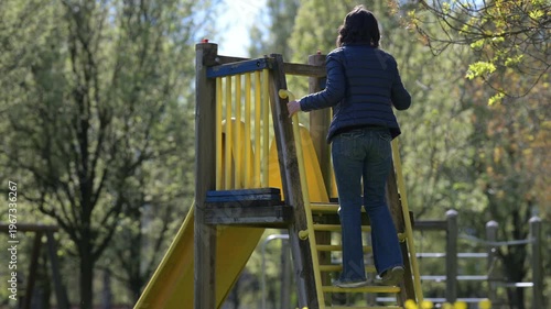Modella si muove nel prato fiorito