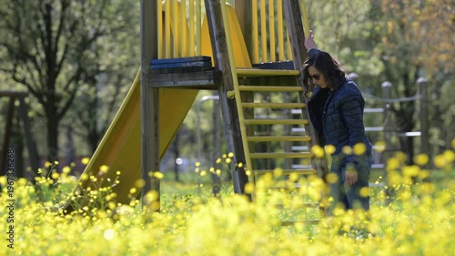 Modella si muove nel prato fiorito
