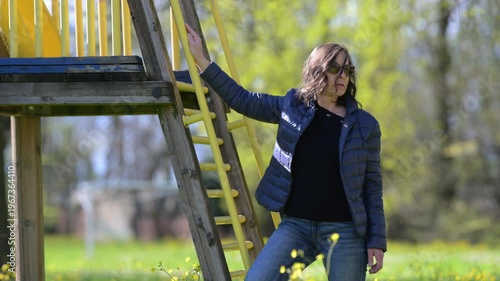 Modella si muove nel prato fiorito