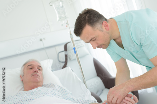 Foto nurse taking care of suffering senior patient at home