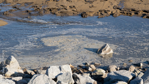 Agua contaminada vertida en el mar, medio ambiente