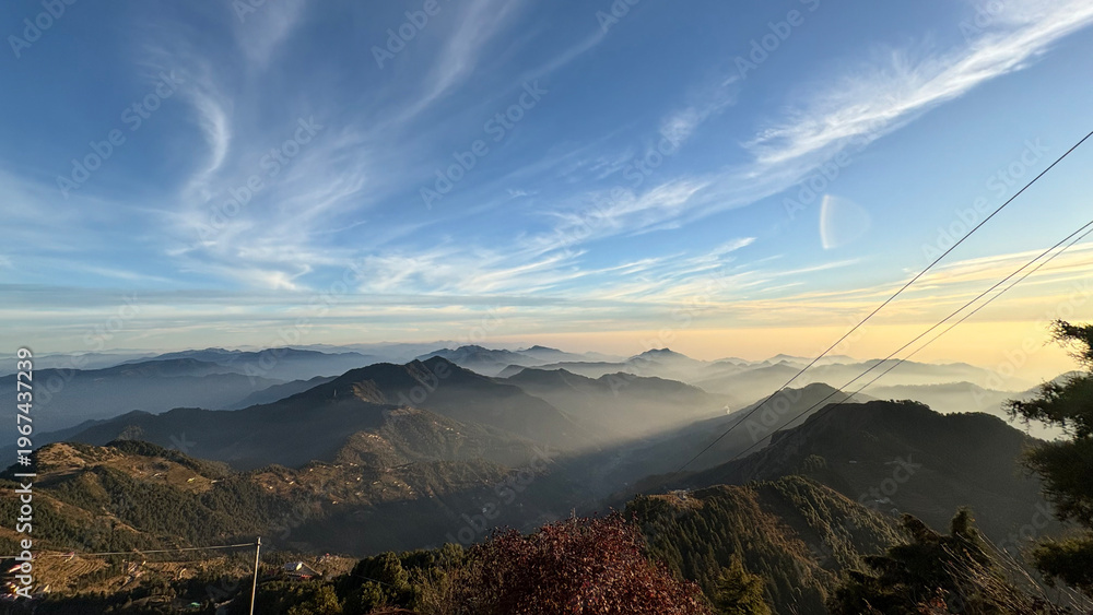 Obraz premium “Panoramic Mountain Landscape with Golden Sunrise and Dramatic Sky”