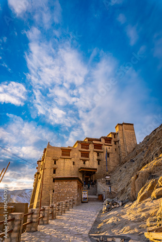 Foto Majestic view of the historic Leh Palace bathed in golden sunlight against a vib