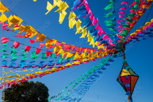 festa junina no nordeste do brasil - balão decorativo e bandeirinhas coloridas 
