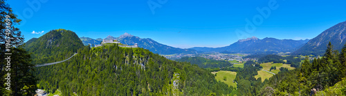 Schöner Panoramablick auf die Burgruine Ehrenberg, der Hängebrücke highline179 und Reutte in Österreich,