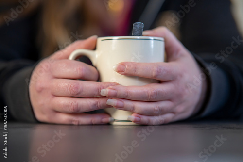 Quadro su tela mains d'une femme autour d'un mug blanc