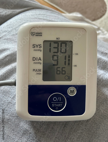 Fotografía Digital blood pressure monitor showing hypertension reading with systolic values
