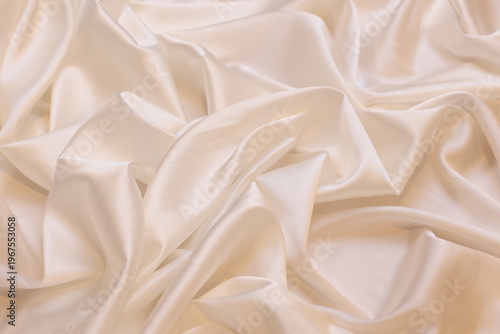 Foto Top view flat lay of beige luxurious 16 momme pure silk satin fabric with elegant soft drapes and a high-gloss reflective sheen, ideal for premium fashion backgrounds and textile textures