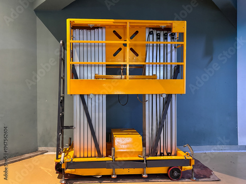 Schilderij op canvas Double mast aluminum aerial work platform designed for vertical access in indoor environments