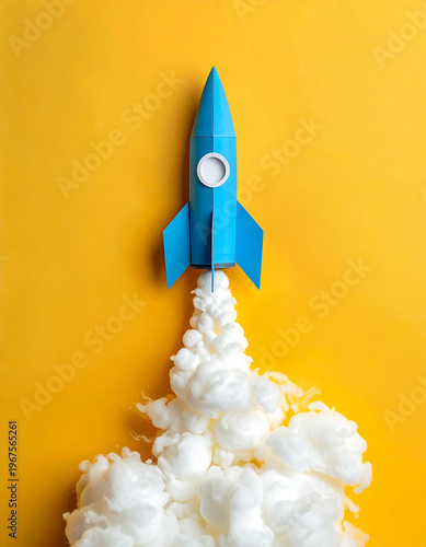 Cohete de cartulina azul con humo de algodón sobre fondo amarillo, ideas, emprendimiento, innovación, startups marketing, tecnología, crecimiento, imaginación y exito en desarrollo de proyectos