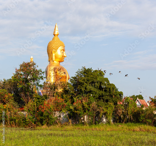 Foto Golden Big Buddha statue at Wat Muang temple in Thailand
