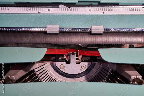Foto Close-up of typewriter typebars with letters and the black and red ink ribbon in