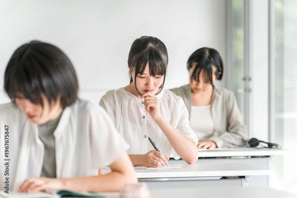 Foto Elementary school children who study at cram schools/after-school programs, atte