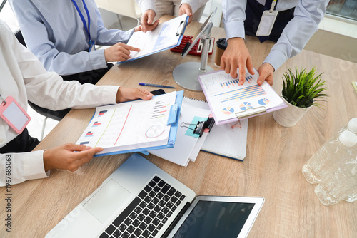 Group of business people wo...