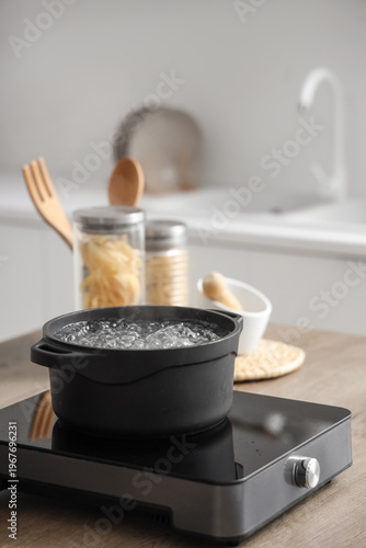 Cooking pot with boiling wa...