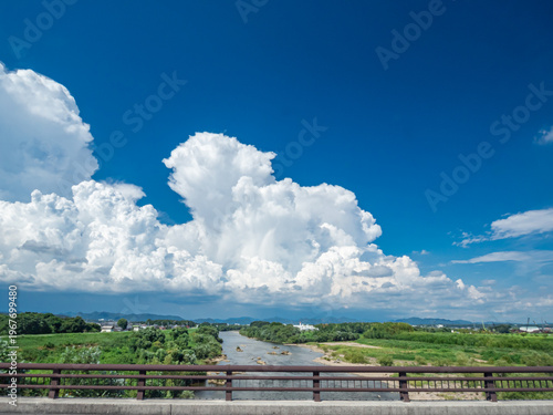 河と夏空と入道雲