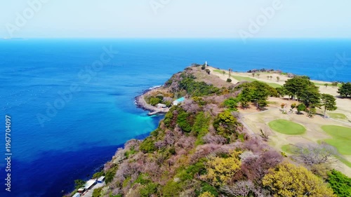 海の見える崖の上にある絶景ゴルフ場を空撮