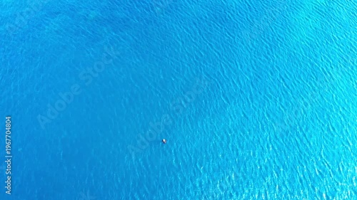 海底が見えるほど澄んだ海を俯瞰で空撮