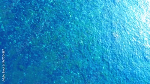 海底が見えるほど澄んだ海を俯瞰で空撮