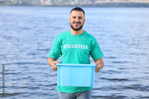 Male volunteer with bin cle...