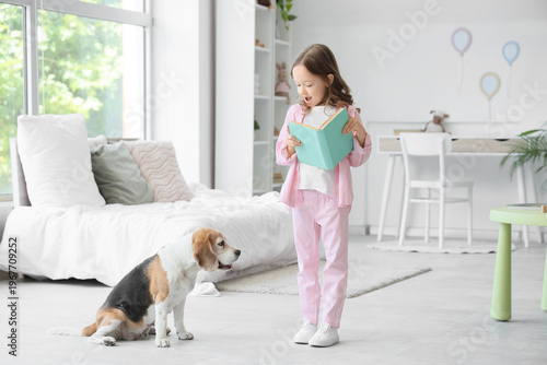 Cute little girl with Beagl...