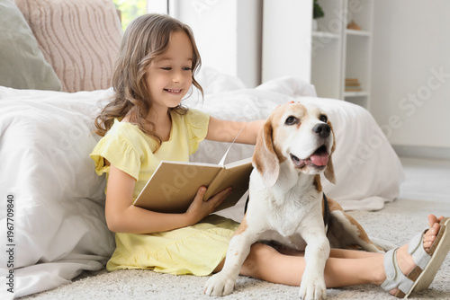 Cute little girl with Beagl...