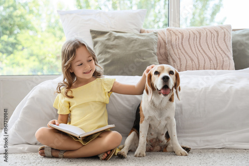 Cute little girl with Beagl...