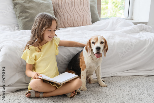Cute little girl with Beagl...