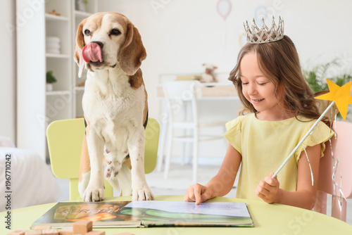 Cute little girl with Beagl...