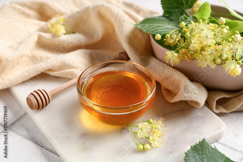 Bowl of honey and fresh lin...