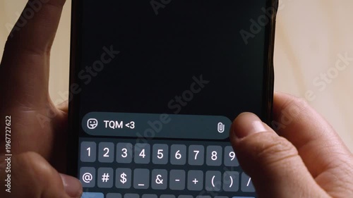 Close-up of hands typing the Spanish abbreviation 