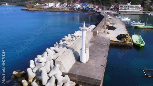 小さな港町の灯台をぐるっと一周