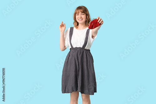 Beautiful young woman holdi...