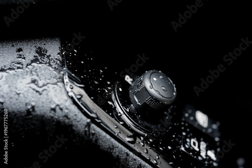 雨に濡れた車のドアスイッチパネル