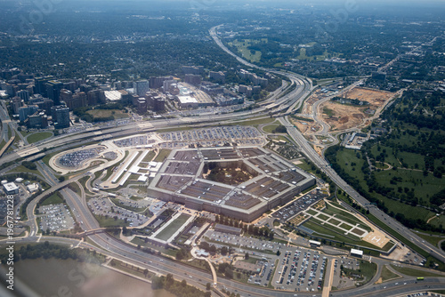 Foto Aerial view of the Pentagon complex with surrounding roads, parking and greenery