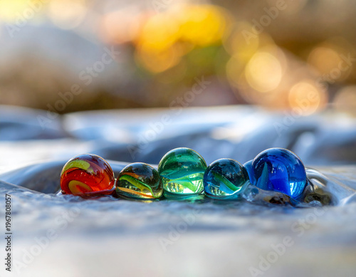 流れる水に散りばめられた色とりどりのガラス玉