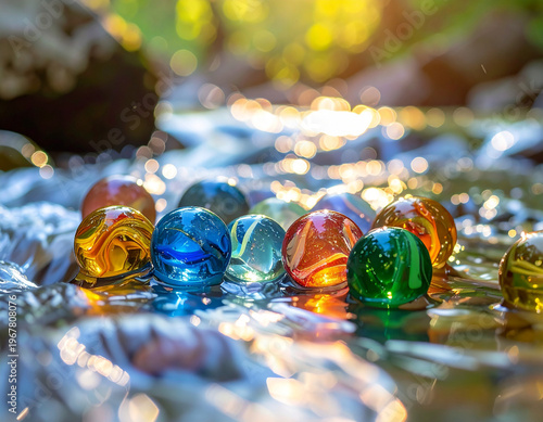 流れる水に散りばめられた色とりどりのガラス玉