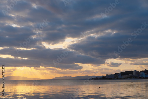 夕陽に染まる水面と町並み、静寂の宍道湖のの風景