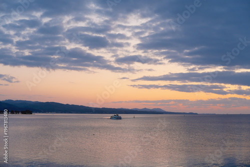 宍道湖の夕暮れの湖をゆく船、水面に映る空のグラデーション
