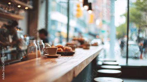 自然光あふれるおしゃれなカフェのカウンター席