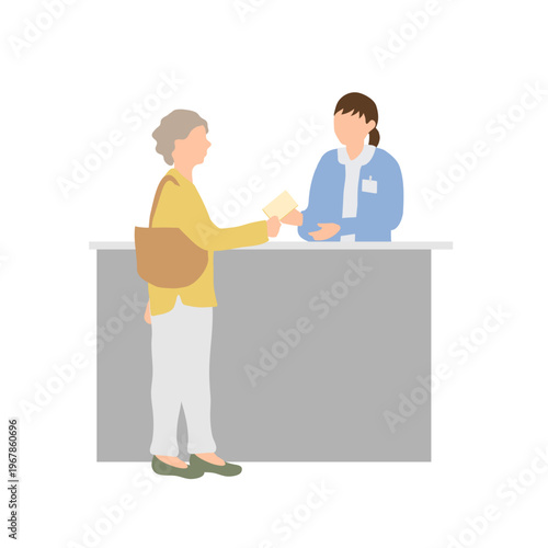 高齢者が受付で診察券を渡すシーン　病院窓口のやり取り