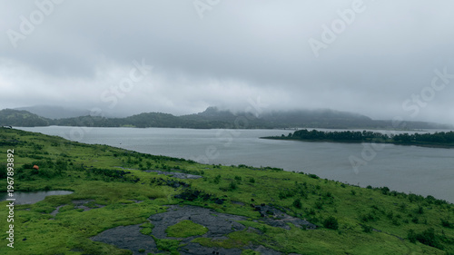 Cuadro en lienzo A breathtaking view of Bhandardara Lake in Maharashtra, India, nestled amidst the serene hills of the Western Ghats