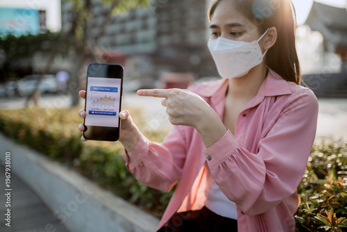 Fotografi People wearing masks in polluted city air, highlighting smog, respiratory health risks, environmental hazards, poor air quality, and global urban pollution crisis