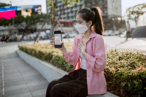 Billede på lærred People wearing masks in polluted city air, highlighting smog, respiratory health risks, environmental hazards, poor air quality, and global urban pollution crisis